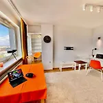 Apartment Orange 3 Fast Wifi 1gbs 85'tv Netflix Hbo Disney+ Skyshowmax